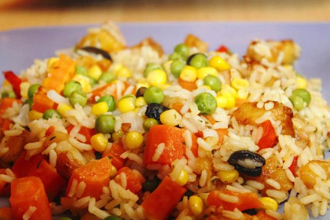 Receta de arroz tropical mediterráneo con vegetales y legumbres